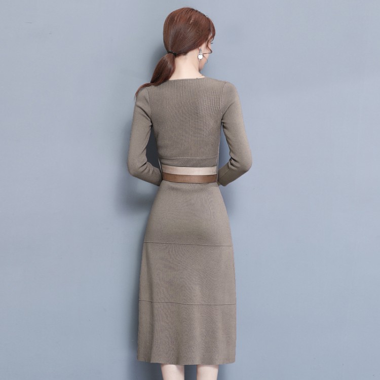 7118 Temperamentvolles langes Strickkleid mit V-Ausschnitt-3